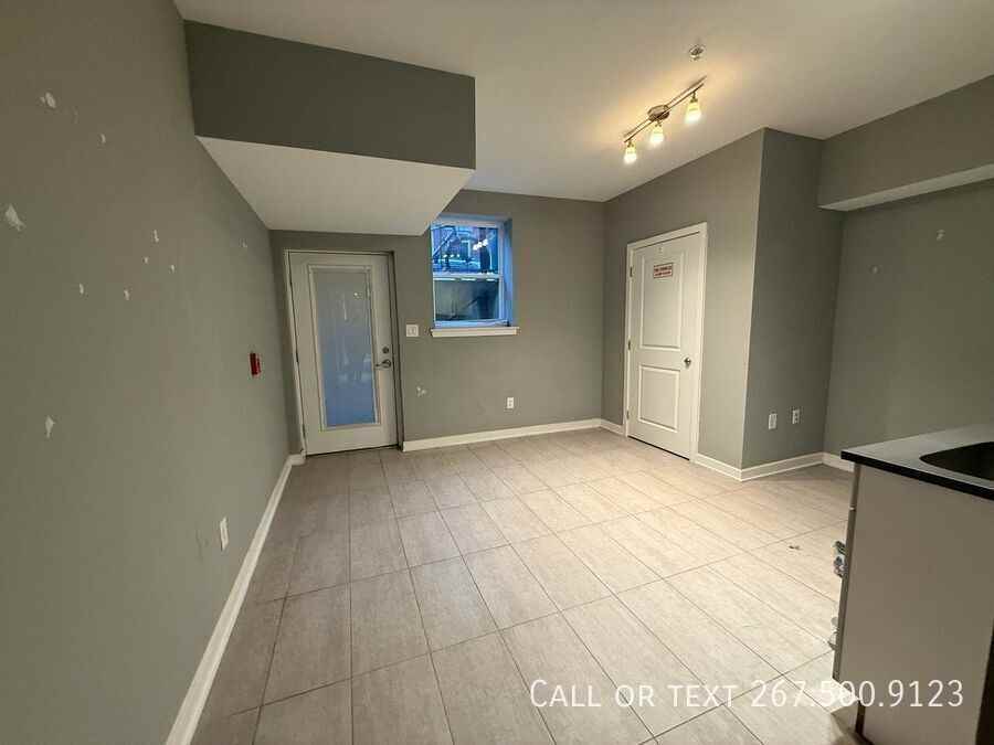 533 N Budd St #1A - Photo 2 of 8