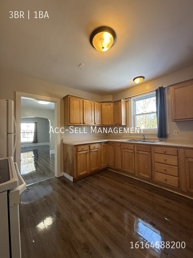 956 Adams St Se - Photo 3 of 16