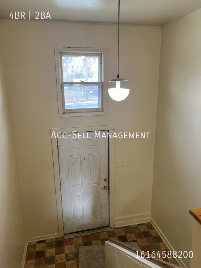 530 Hall St Se - Photo 3 of 16