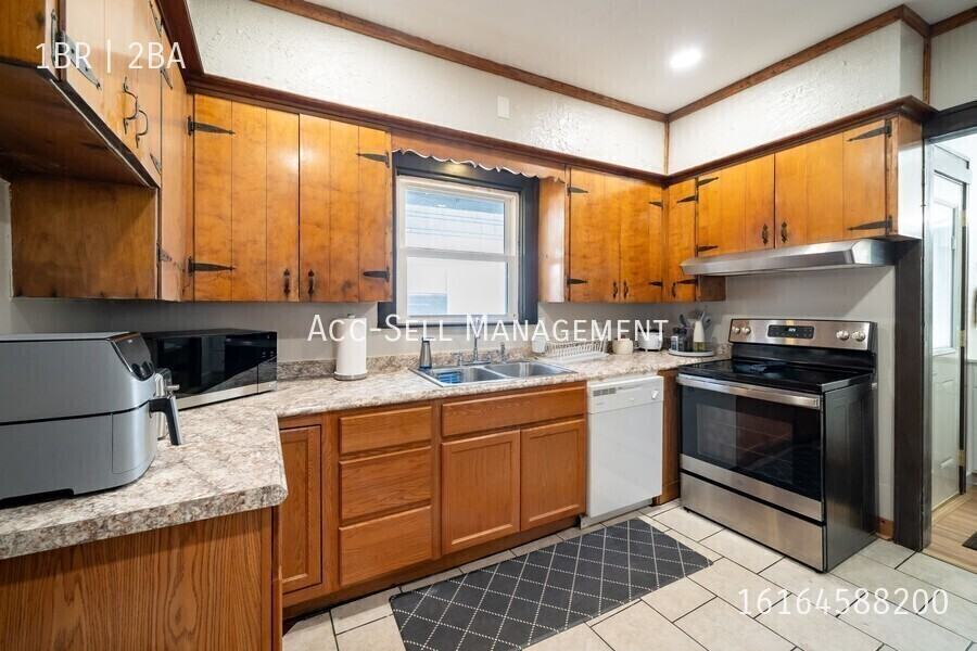 1038 Crosby St Nw #3 - Photo 7 of 25