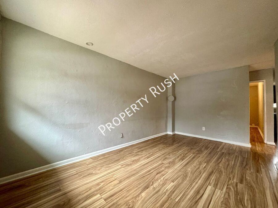 708 W 47th St #A - Photo 4 of 14