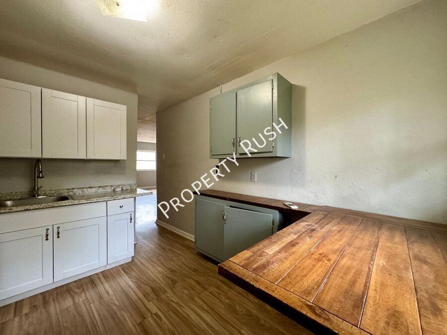 708 W 47th St #A - Photo 6 of 14