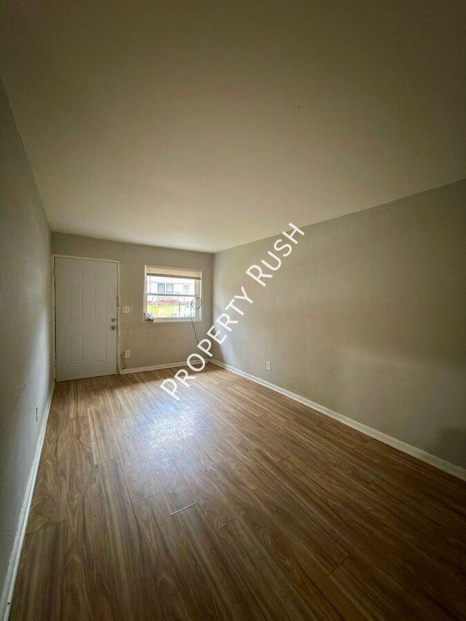 706 W 47th St #A - Photo 3 of 14