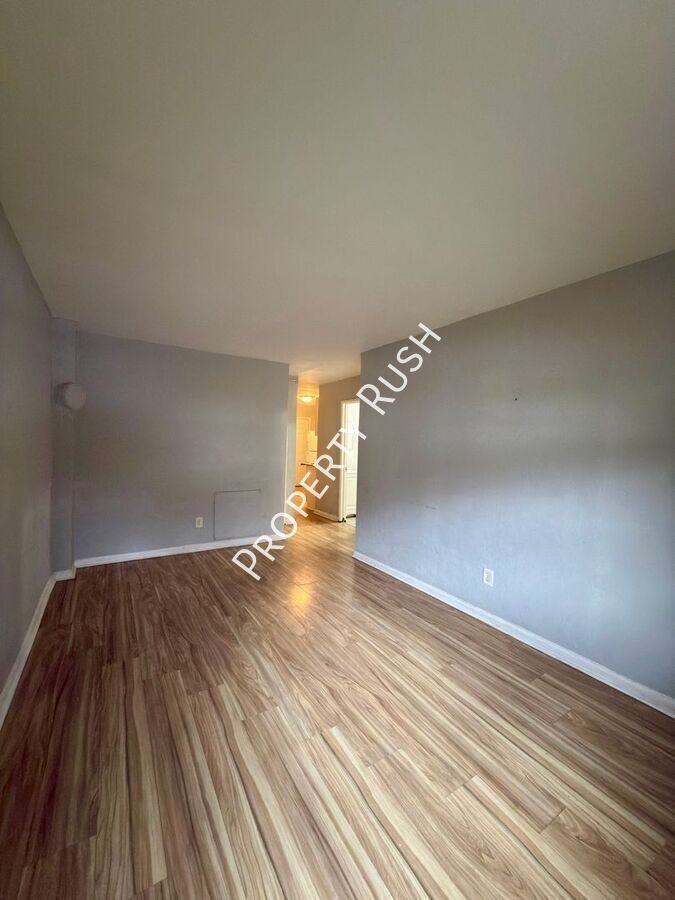 706 W 47th St #A - Photo 4 of 14