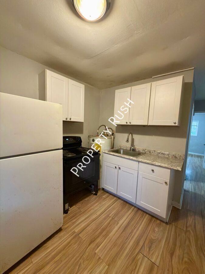 706 W 47th St #A - Photo 7 of 14