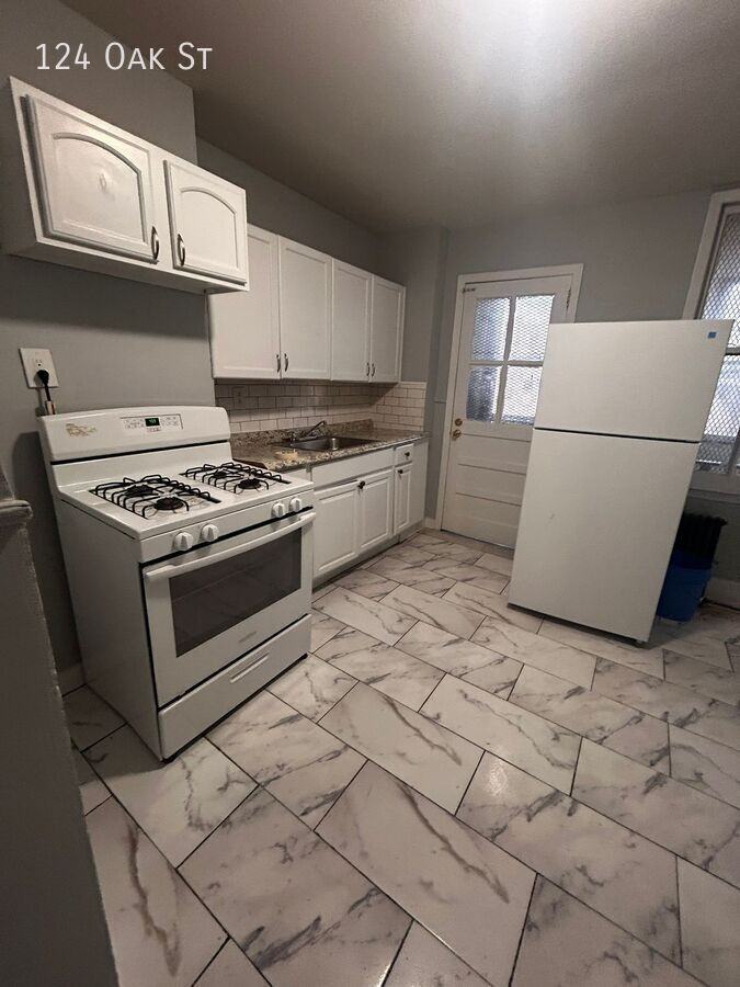 124 Oak St - Photo 2 of 9