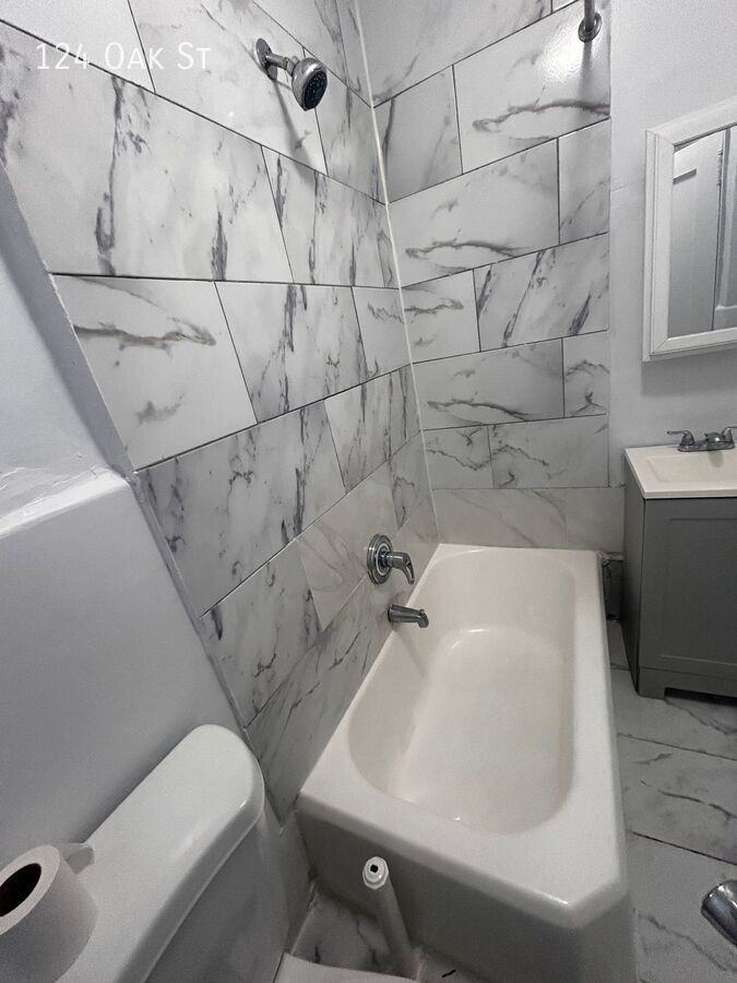 124 Oak St - Photo 3 of 9