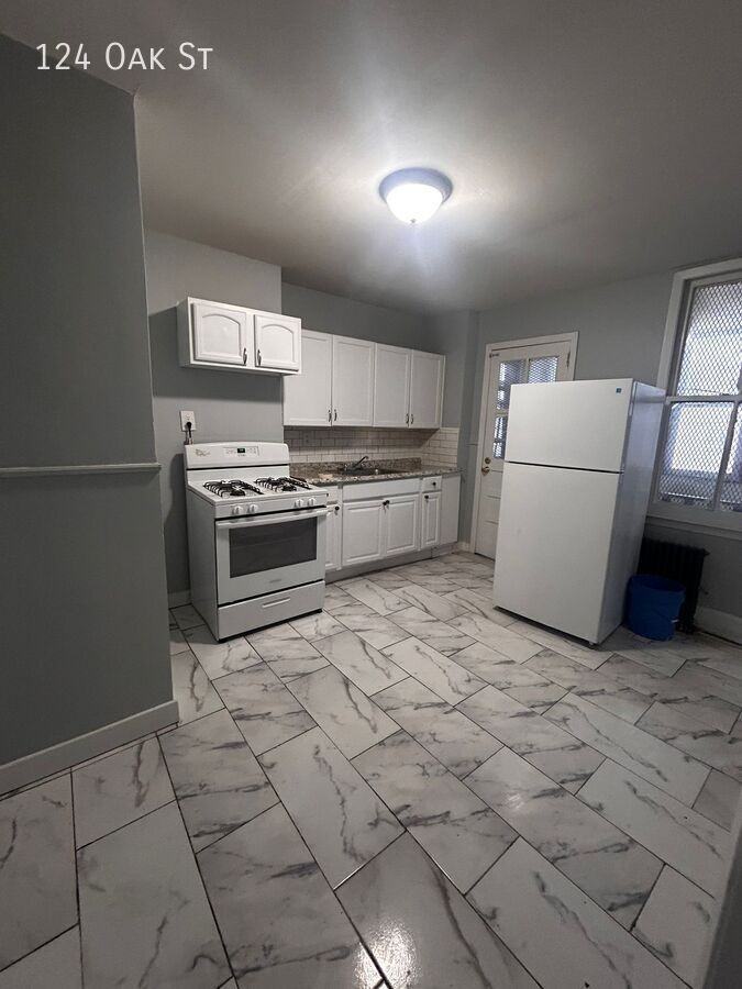 124 Oak St - Photo 4 of 9