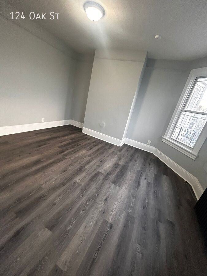 124 Oak St - Photo 7 of 9