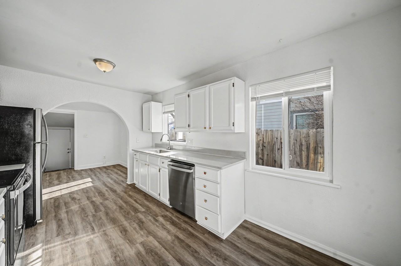 1764 Oakland St - Photo 5 of 19