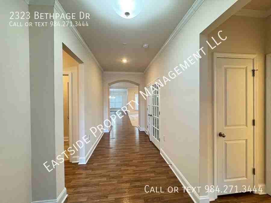 2323 Bethpage Dr - Photo 2 of 19