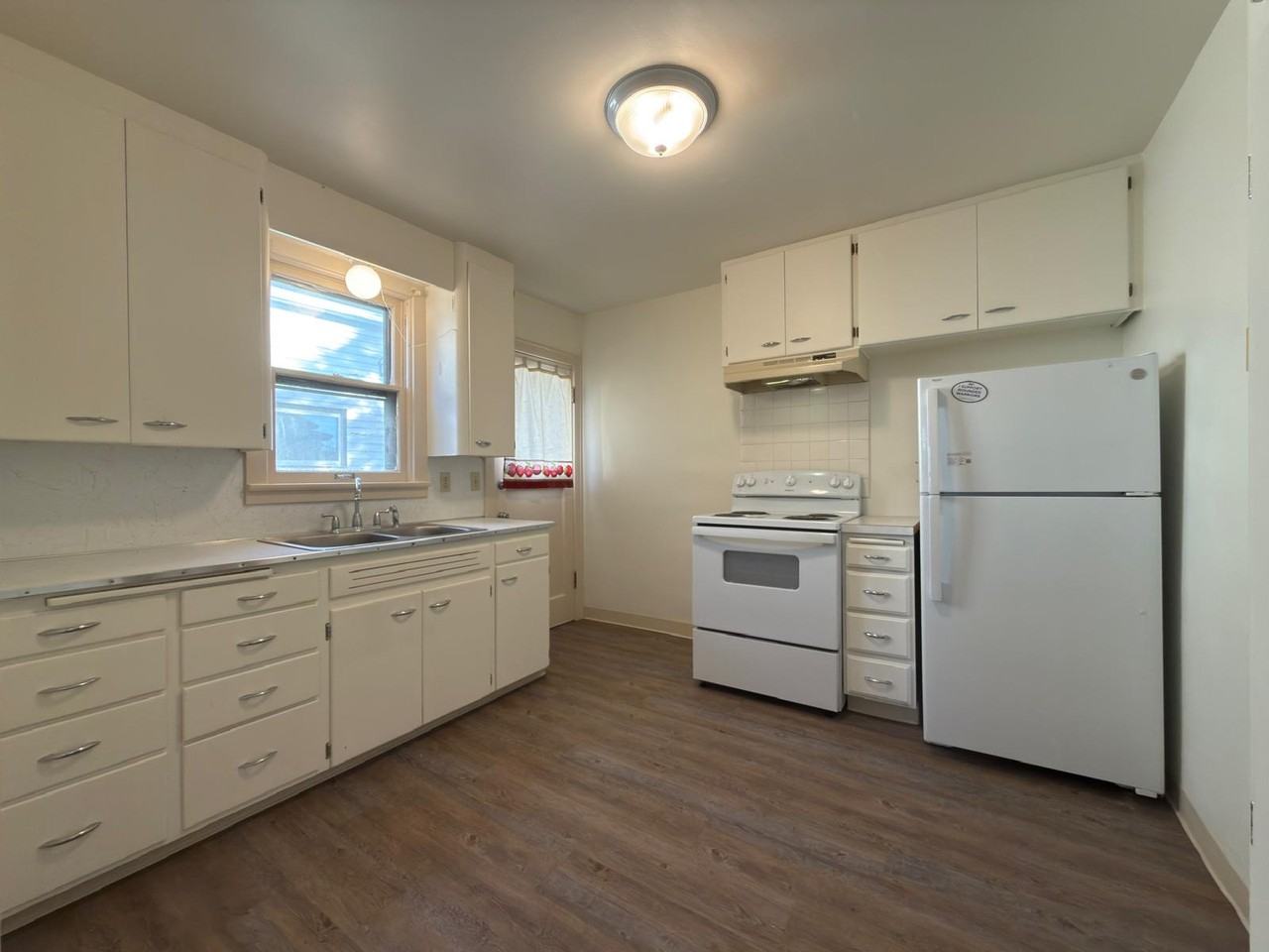 320 E Indiana Ave #B - Photo 3 of 12