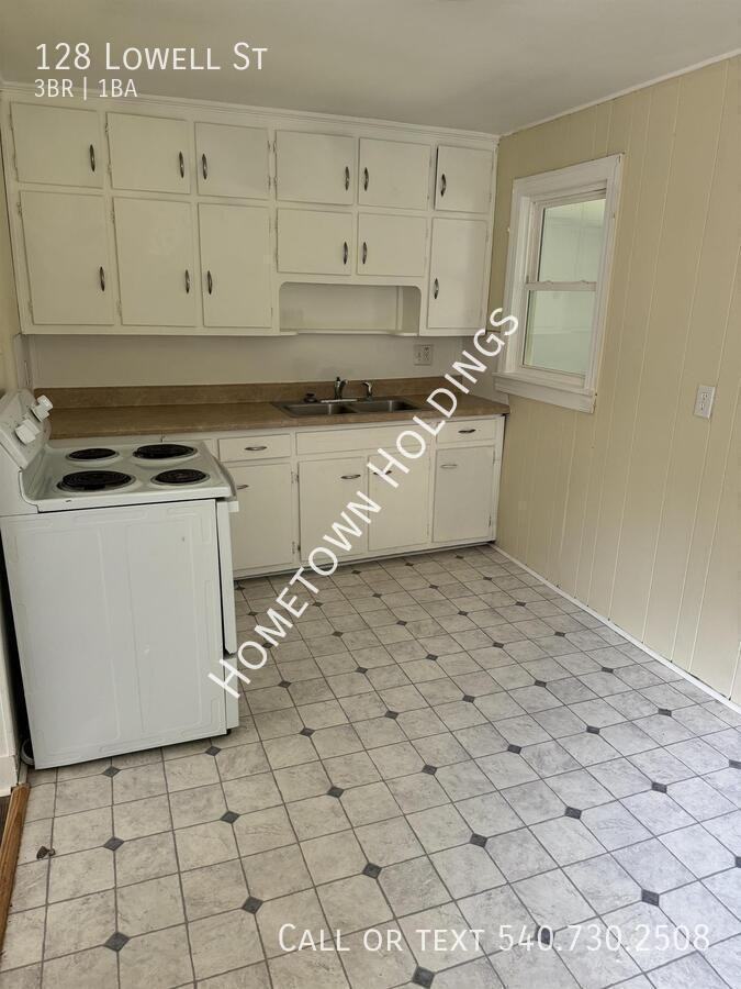 128 Lowell St - Photo 4 of 10