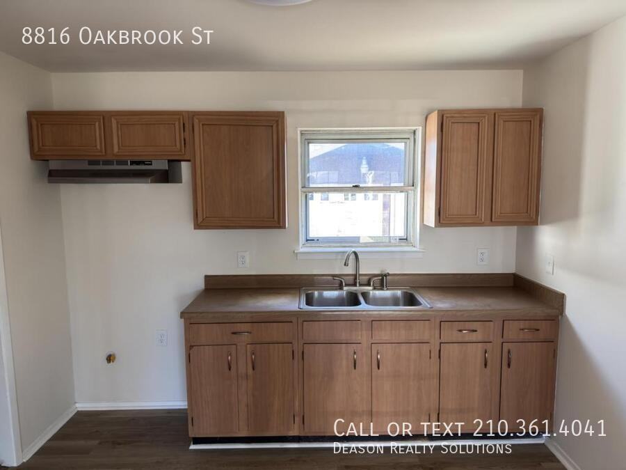 8816 Oakbrook St - Photo 5 of 40