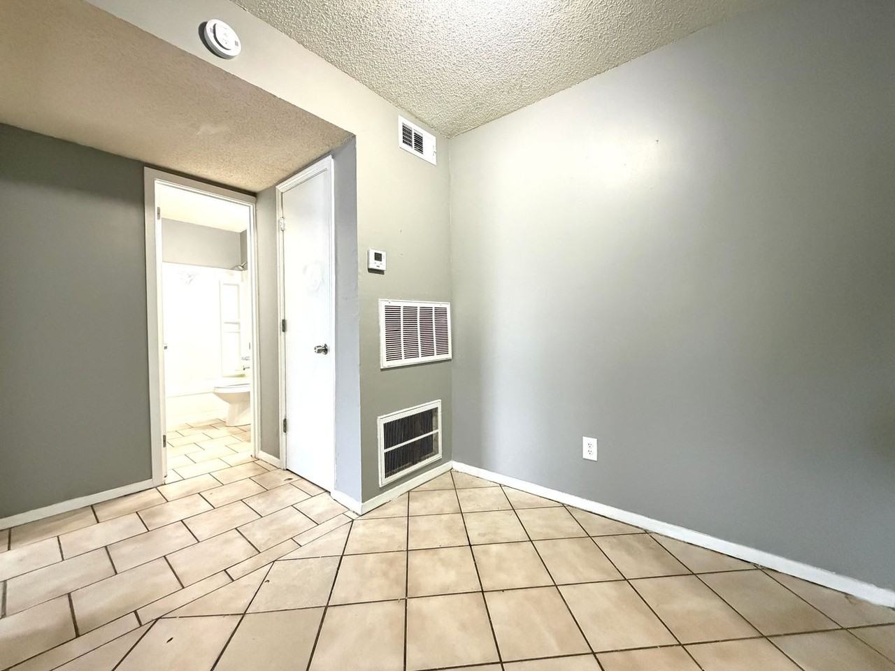 4651 Royal Ridge Dr #8 - Photo 6 of 12