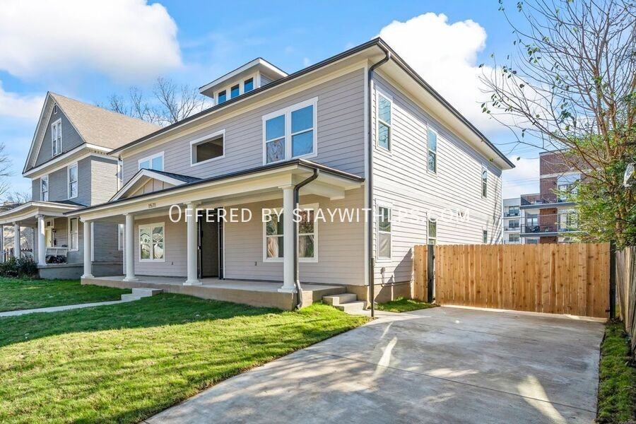 1571 Court Ave #101 - Photo 4 of 46