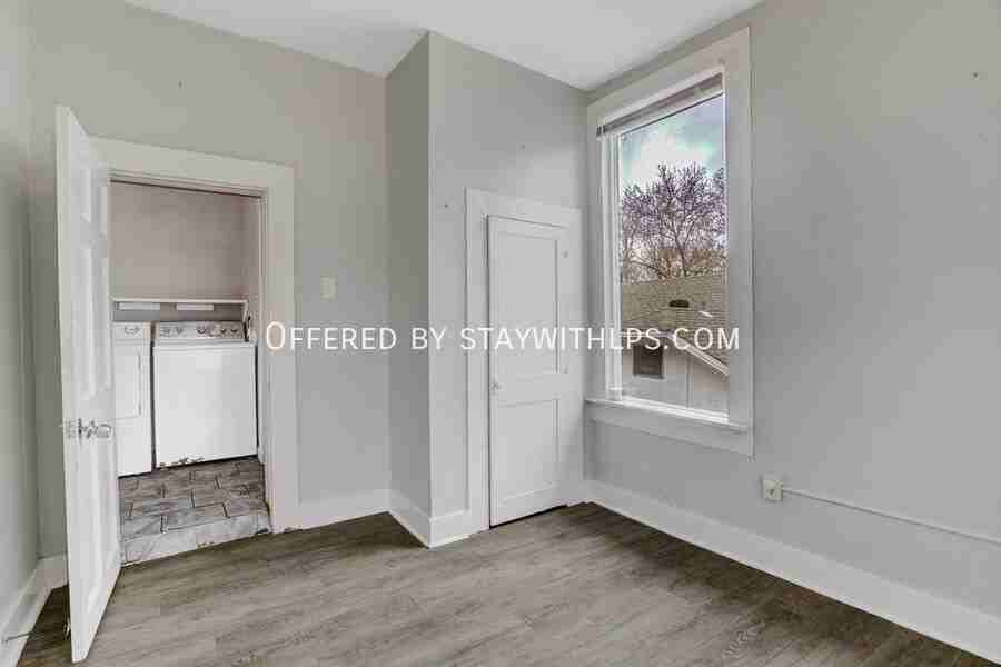 132 N Evergreen St #6 - Photo 3 of 11