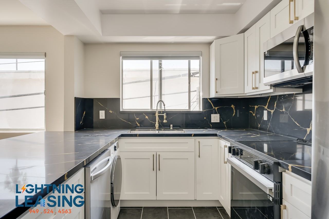 1035 N Hayworth Ave #100