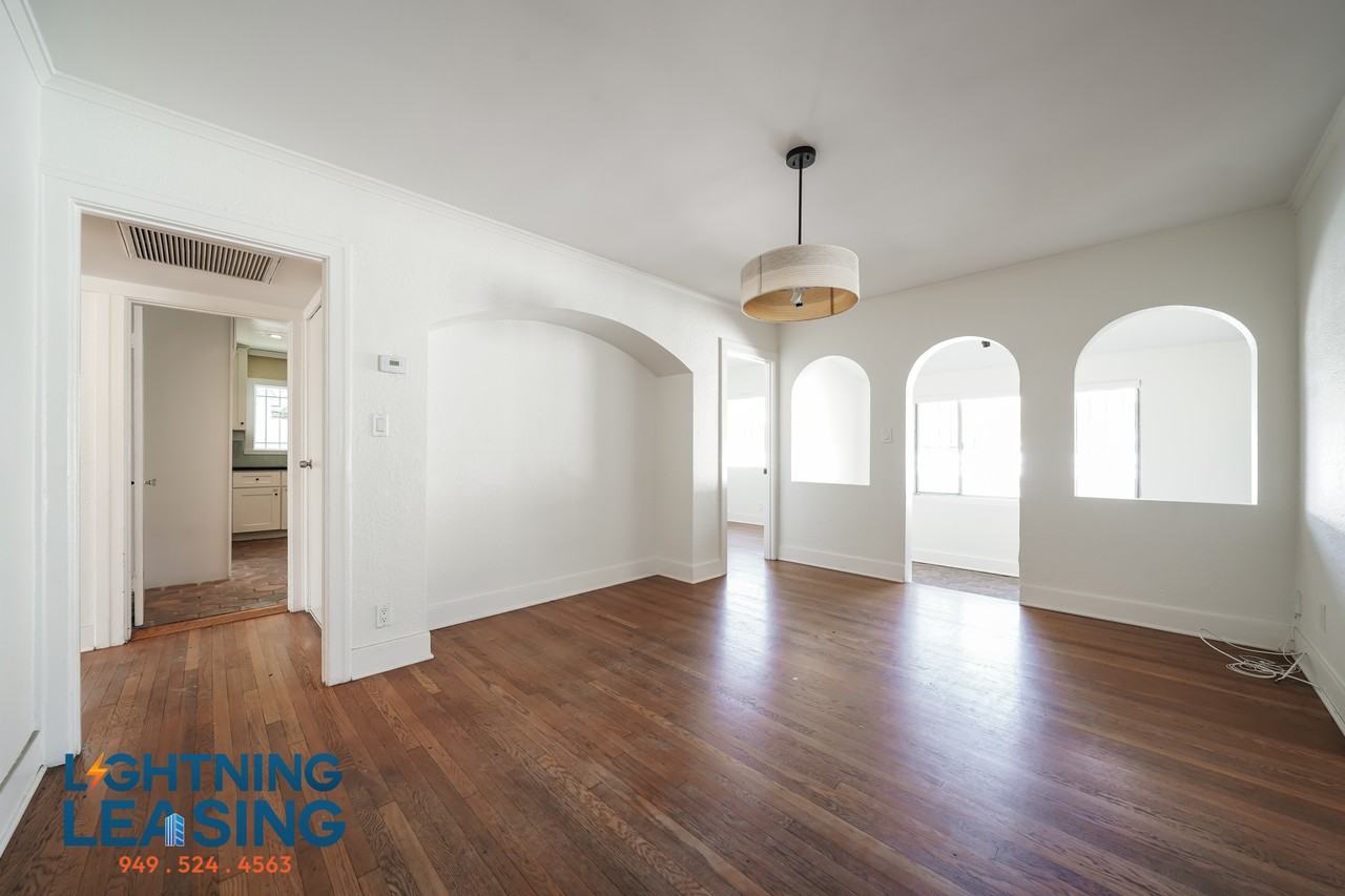 401 S Sycamore Ave #401 - Photo 3 of 42