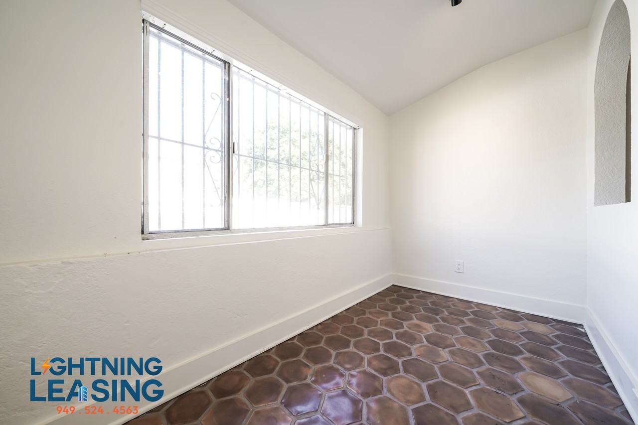 401 S Sycamore Ave #401 - Photo 5 of 42