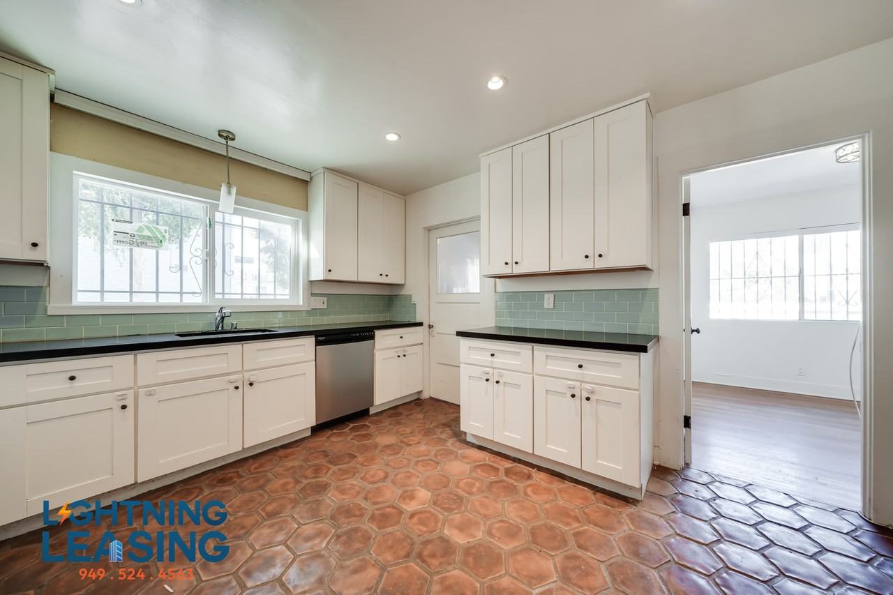 401 S Sycamore Ave #401 - Photo 6 of 42