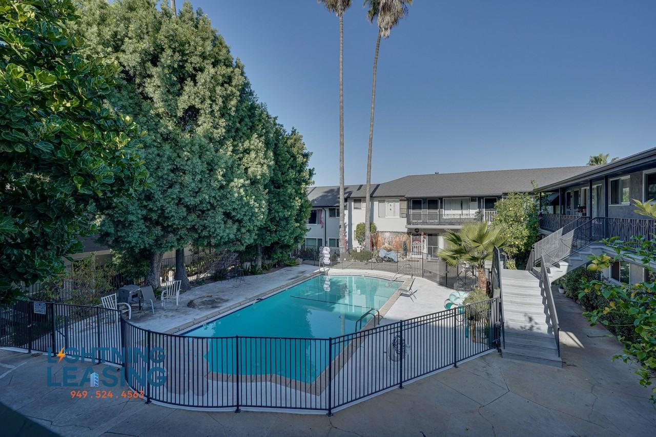 230 S Coronado St #11 - Photo 3 of 20