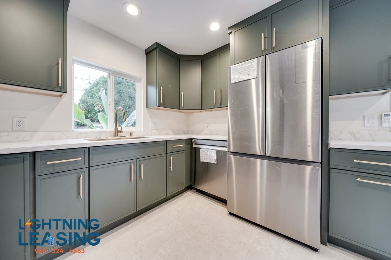 5620 1/2 Radford Ave