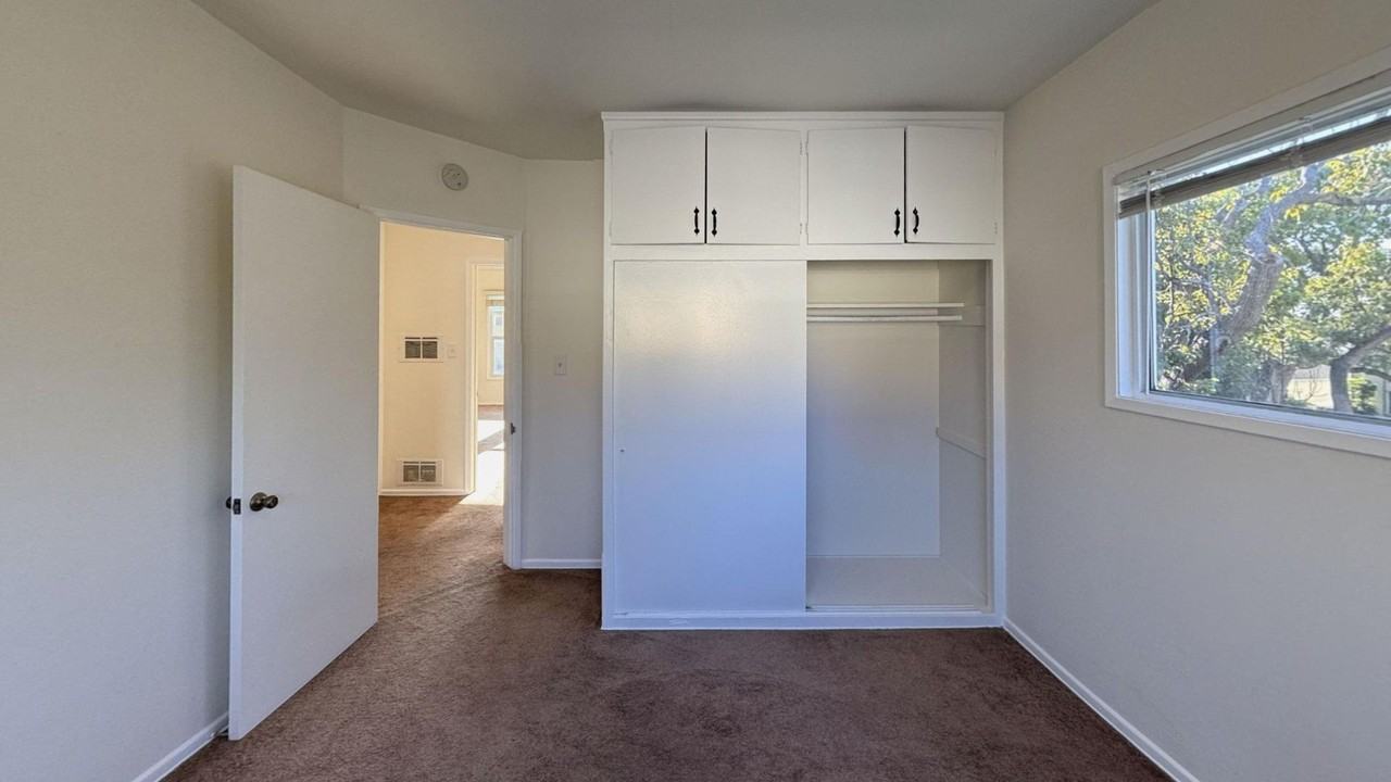 1317 18th St #D - Photo 4 of 17