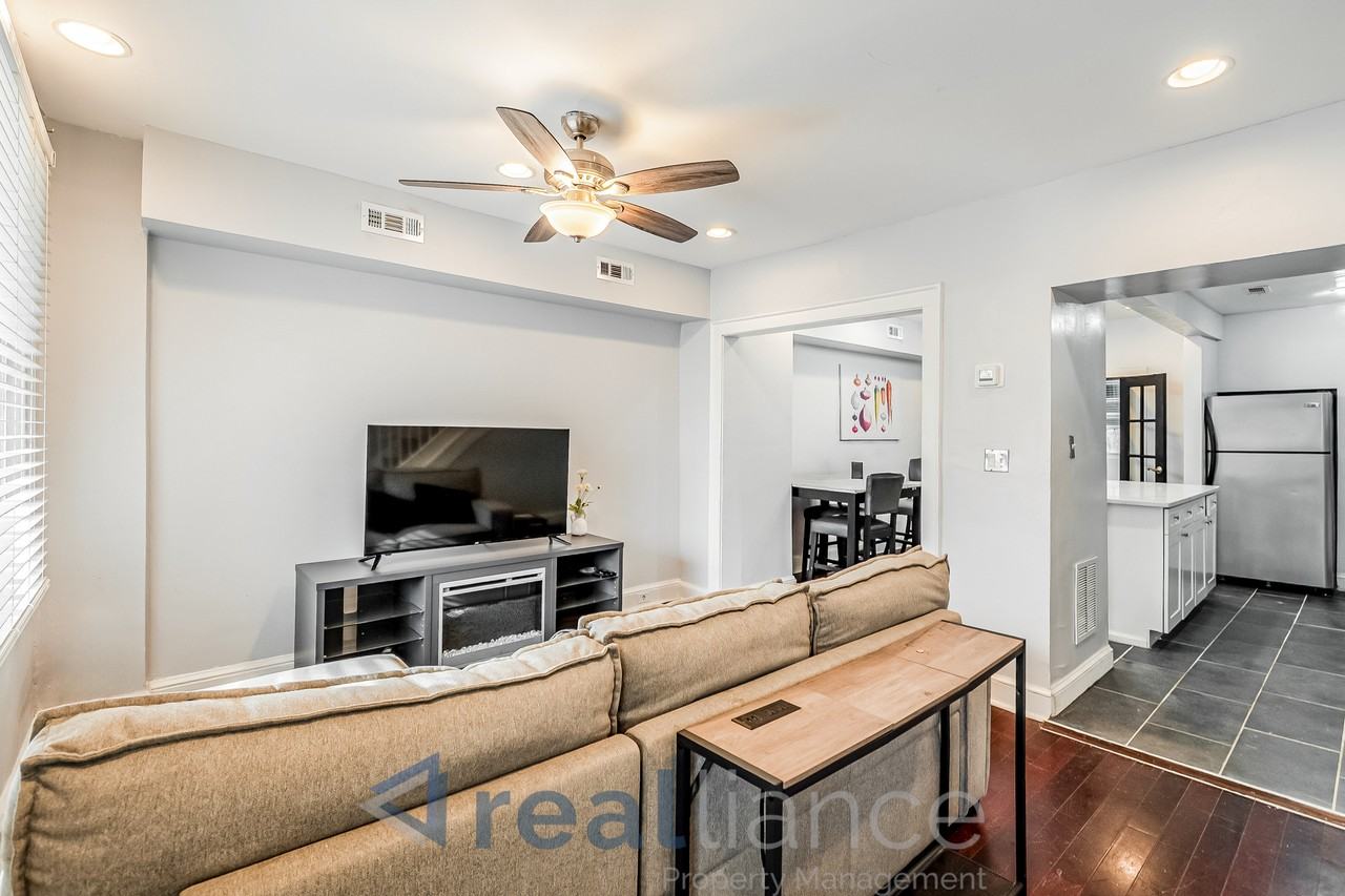 2302 E St Ne - Photo 4 of 15