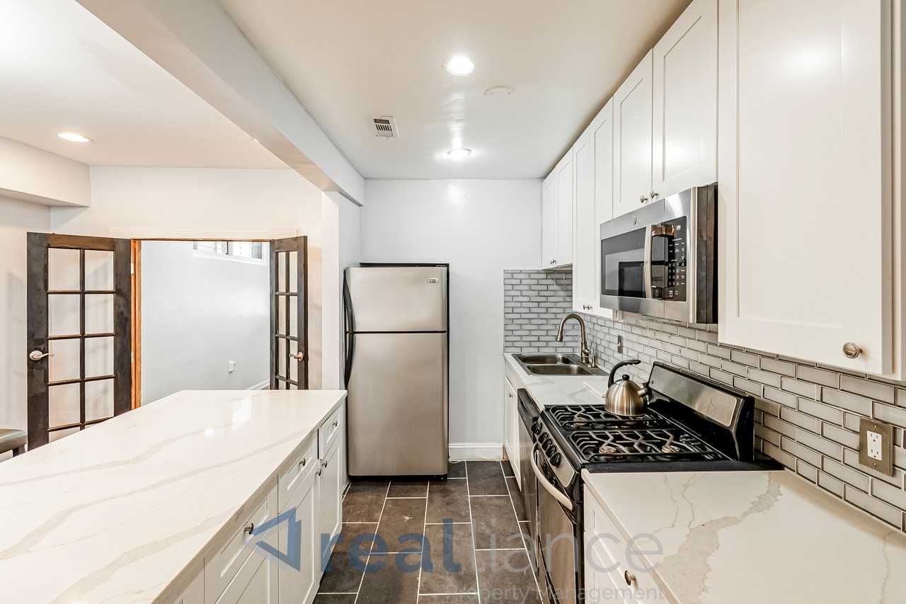 2302 E St Ne - Photo 5 of 15