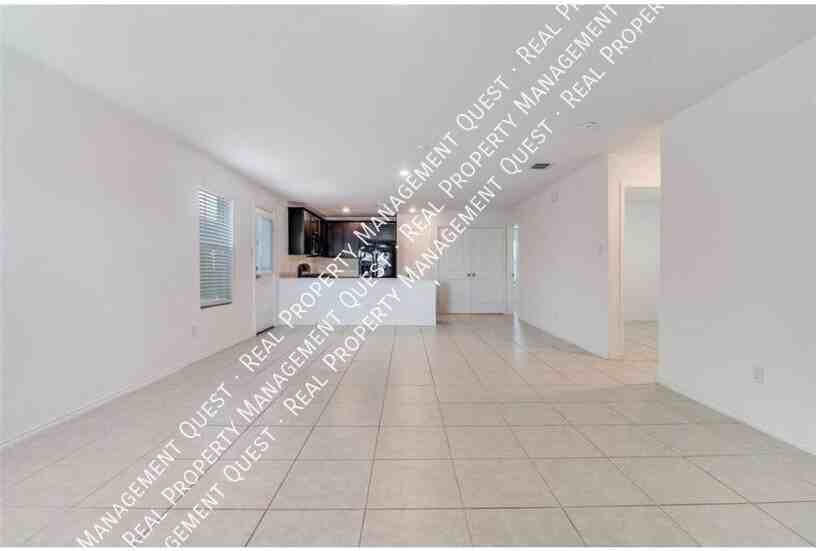 2525 Russell St - Photo 5 of 17