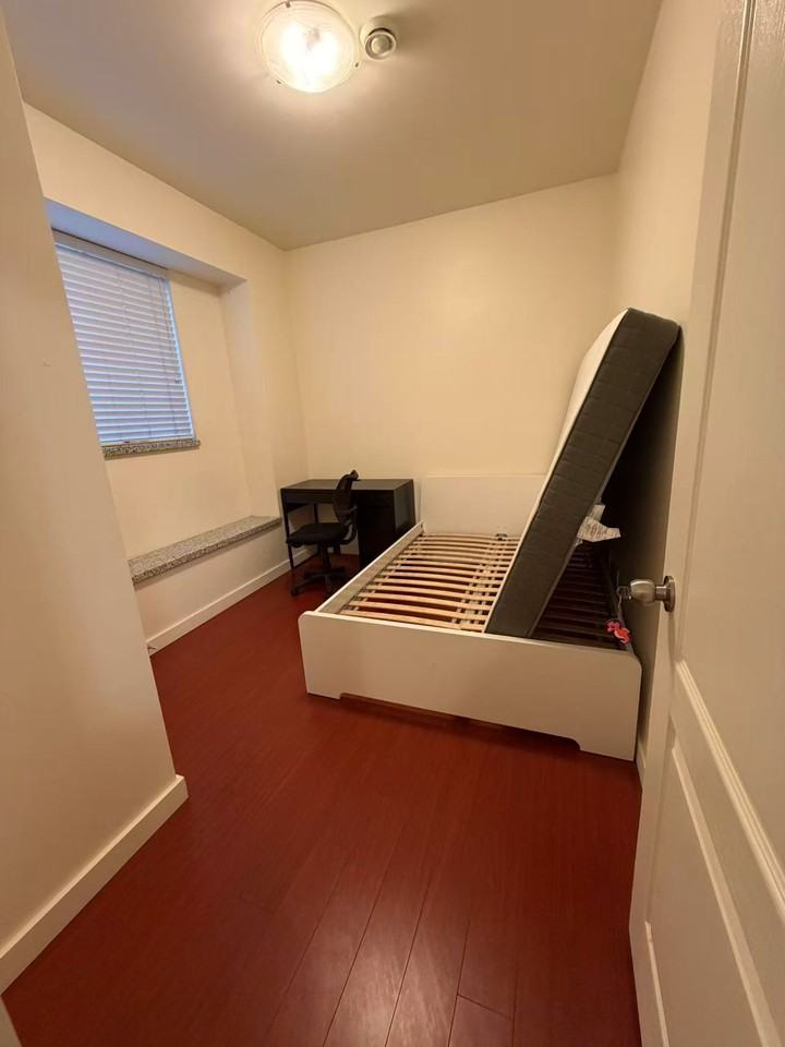 1600 Nootka Street - Photo 4 of 7