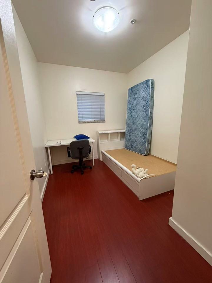 1600 Nootka Street - Photo 5 of 7