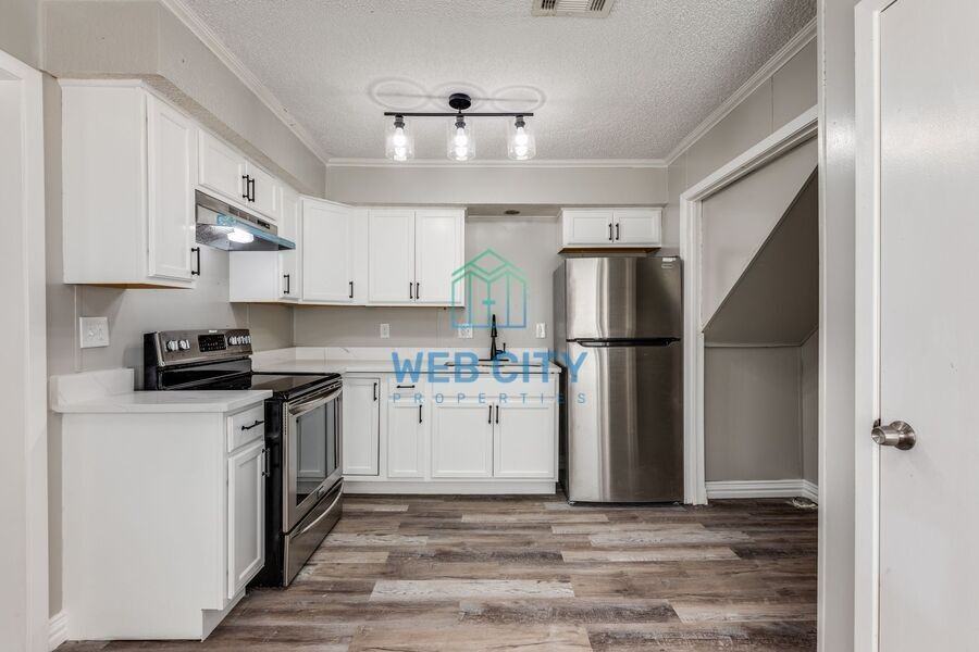 232 Alexandria St - Photo 4 of 12