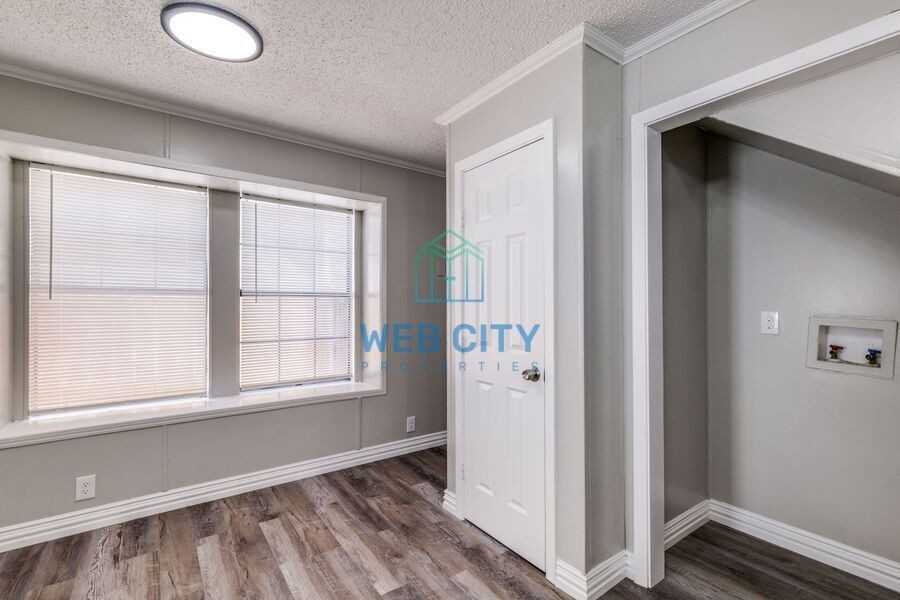 242 Alexandria St - Photo 6 of 13