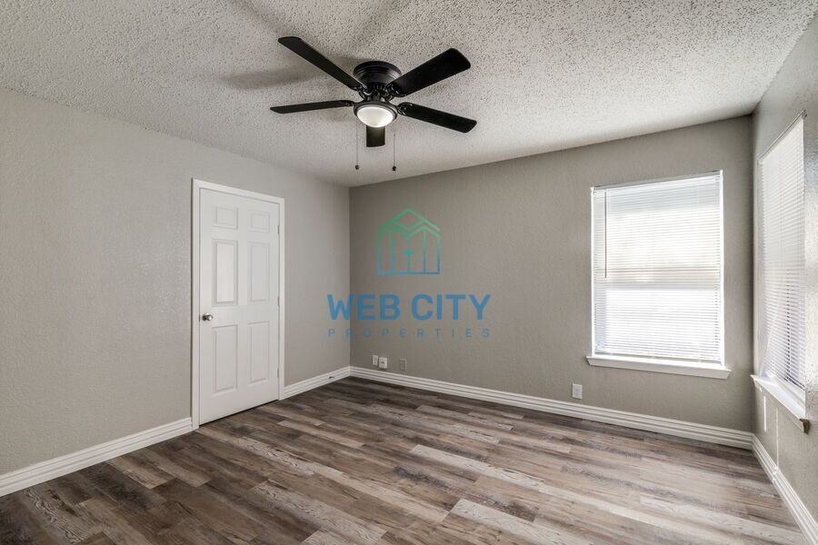 242 Alexandria St - Photo 7 of 13