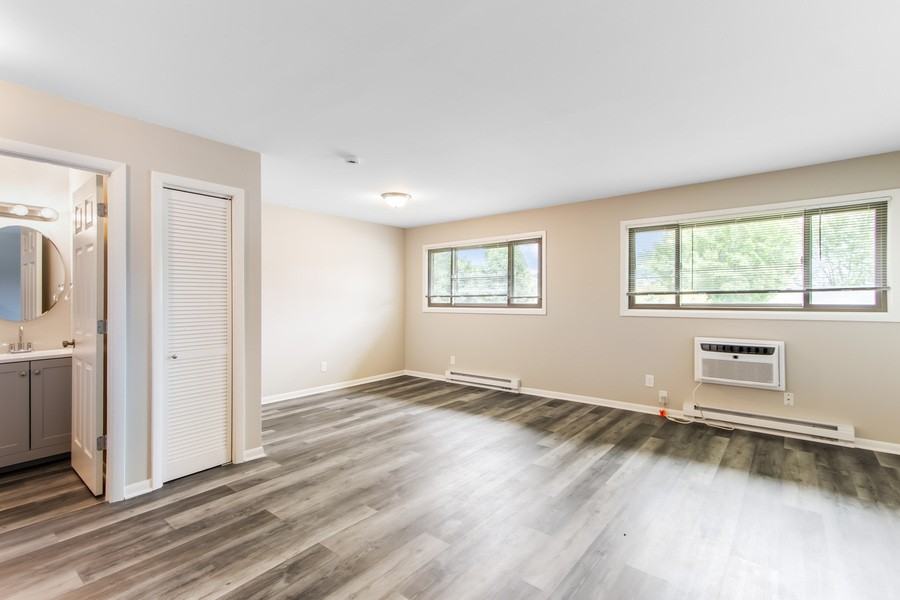 1645 Highland Dr #5 - Photo 3 of 10