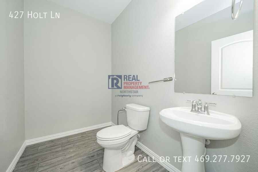 427 Holt Ln - Photo 7 of 44