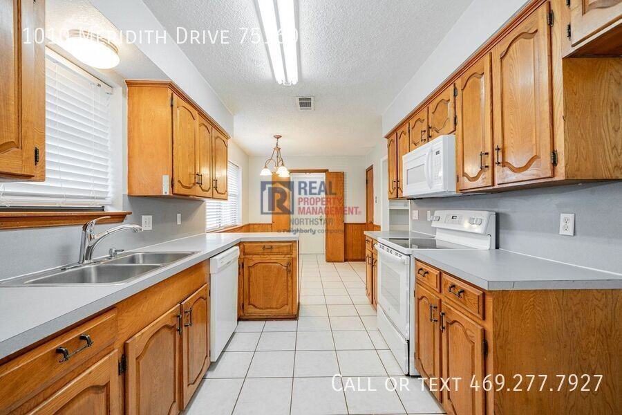 1010 Meridith Dr - Photo 6 of 31