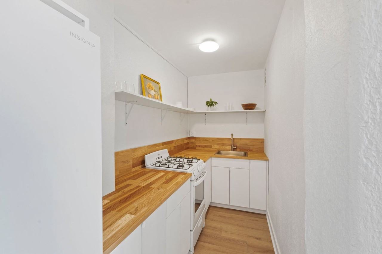 26 E 14th St #211 - Photo 5 of 24