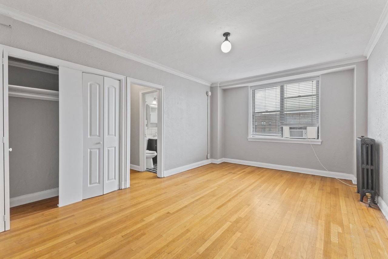 28 E 16th St #405 - Photo 4 of 12