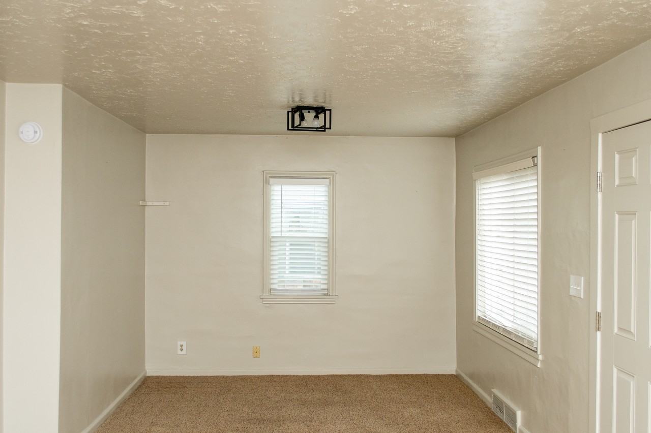 701 E 200 N - Photo 2 of 10