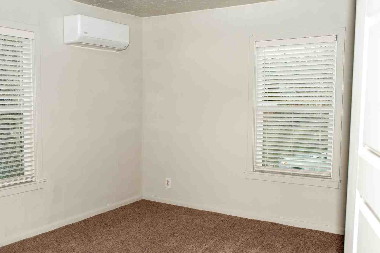 701 E 200 N - Photo 5 of 10