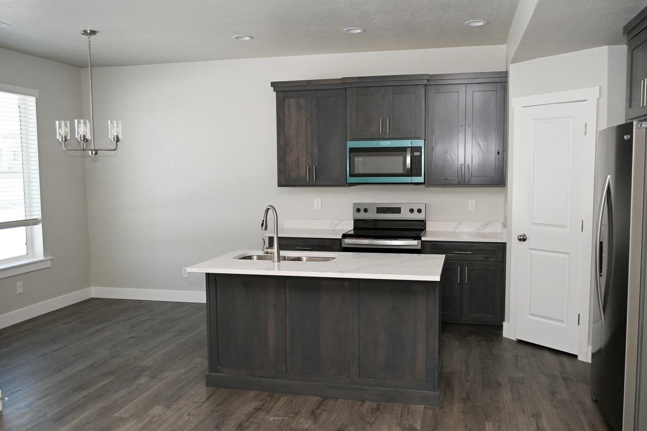 S 1220 E - Photo 3 of 27