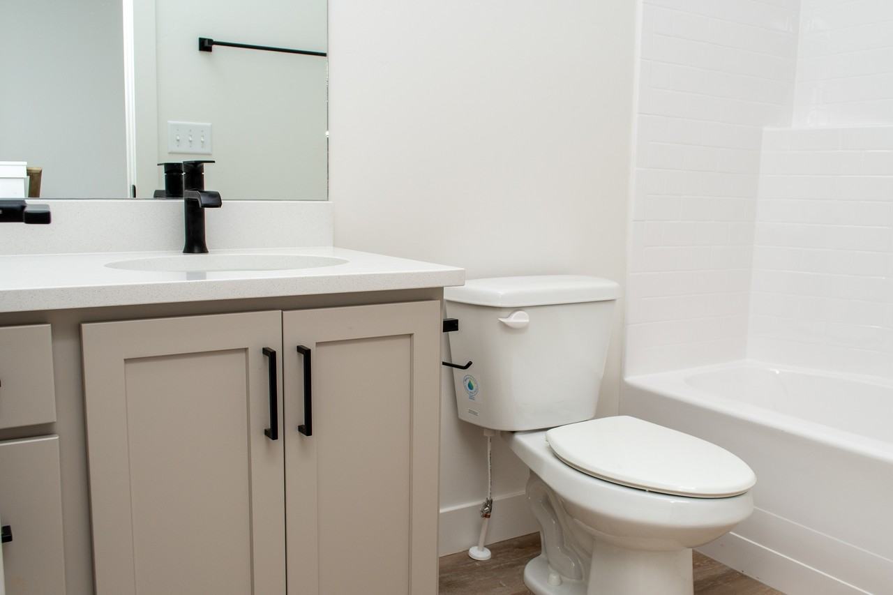 880 S 340 E - Photo 5 of 28