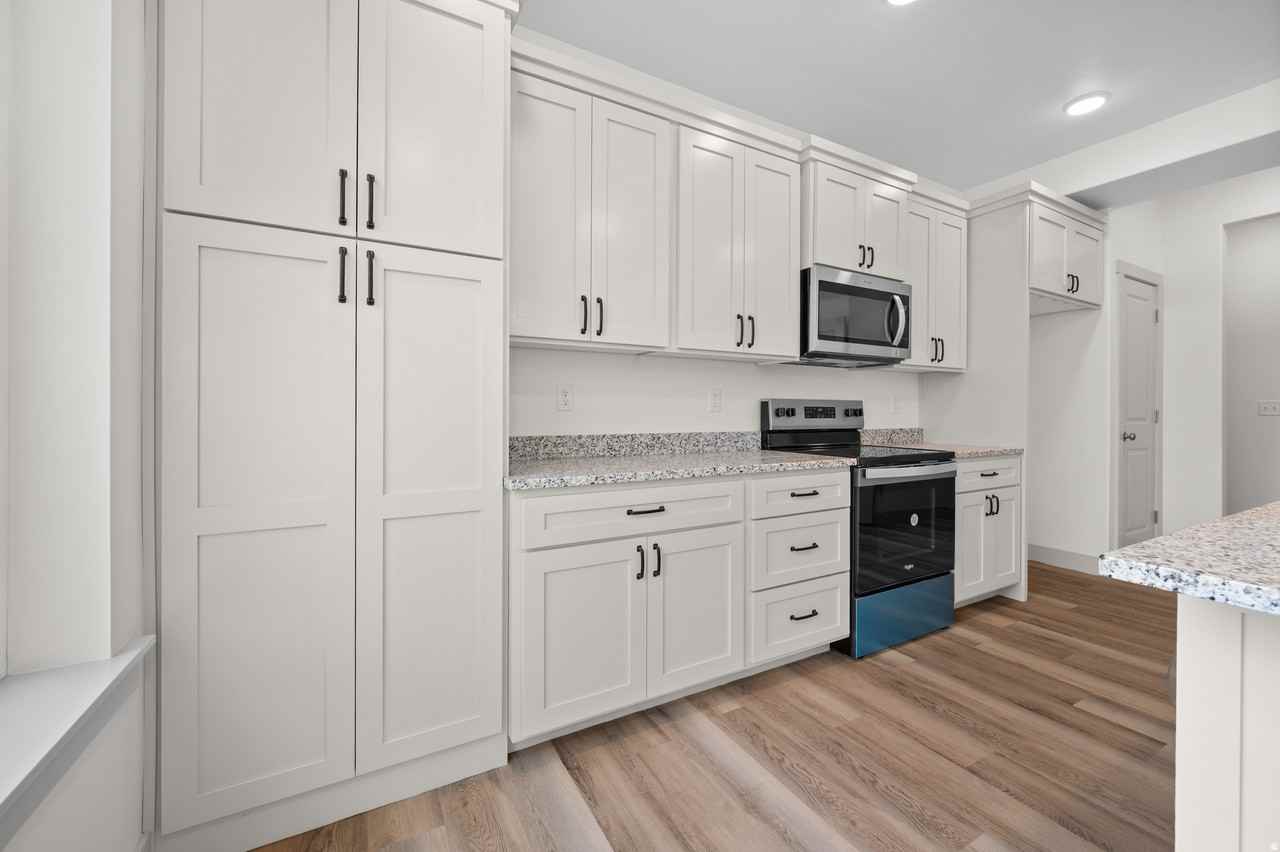 621 S 85 E - Photo 3 of 20