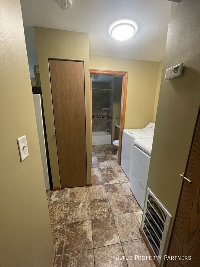 926 Greenwood Ave #2 - Photo 3 of 16