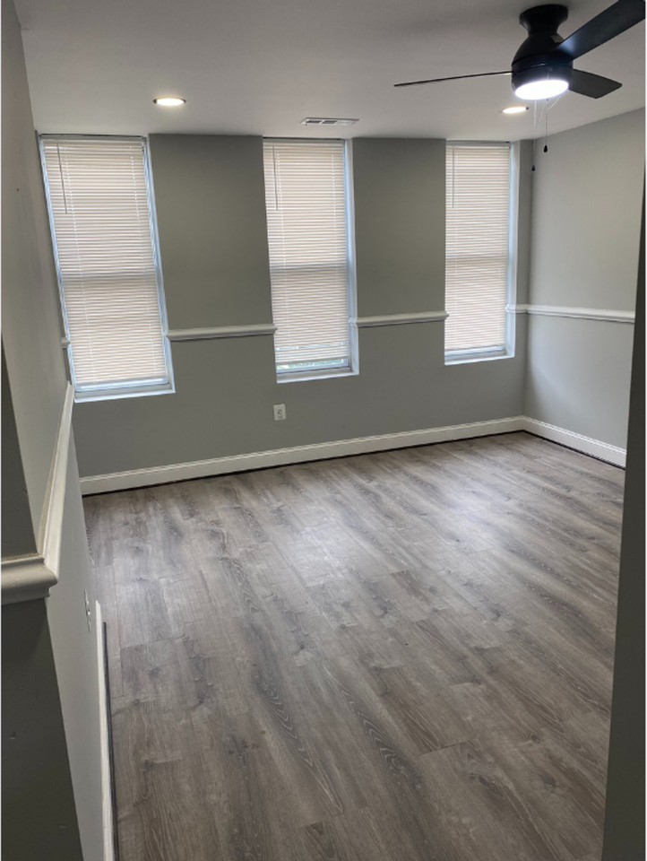 210 N Mount St - Photo 2 of 10