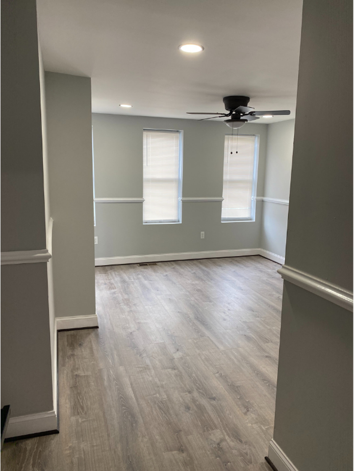 210 N Mount St - Photo 7 of 10