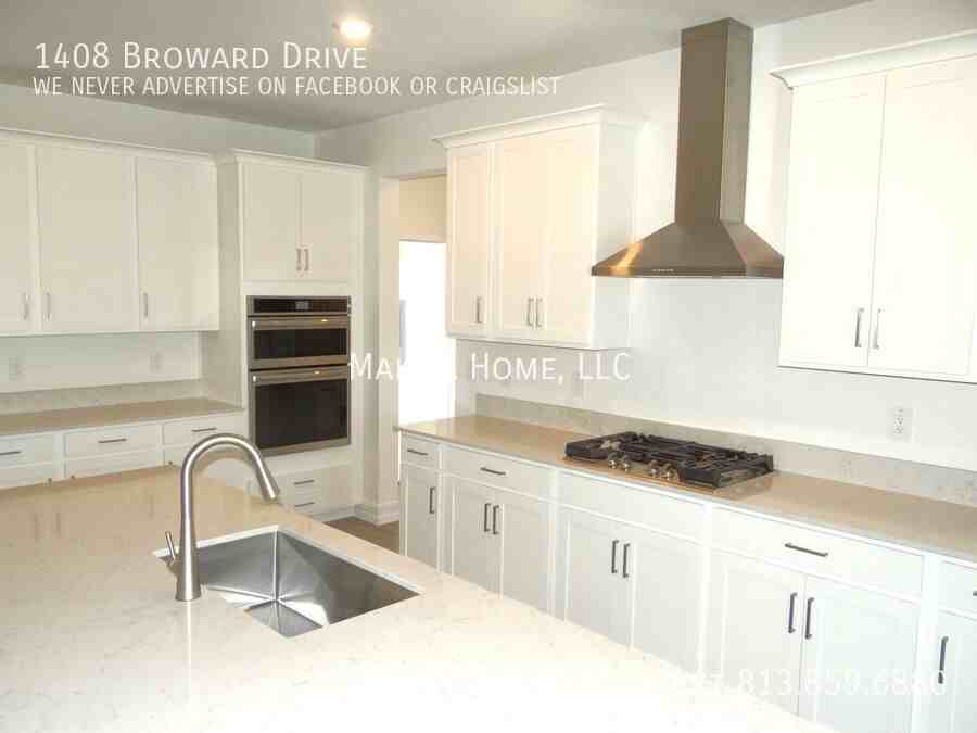 1408 Broward Dr - Photo 4 of 25